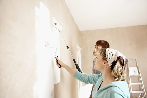 Cách xử lý vết sơn dính trên tường và sàn nhà bằng vật liệu đơn giản