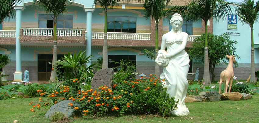 Trang trí khu vườn bằng tượng